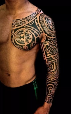  Tatouage maori, polynésien sur le bras, la poitrine et l'épaule